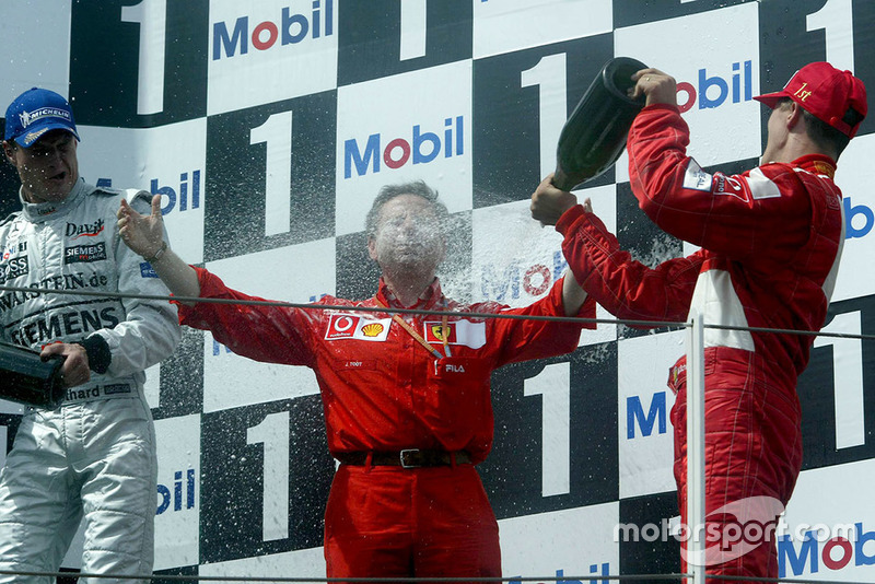 Podium : le vainqueur Michael Schumacher, Ferrari, fête la victoire et le titre avec Jean Todt, Ferrari