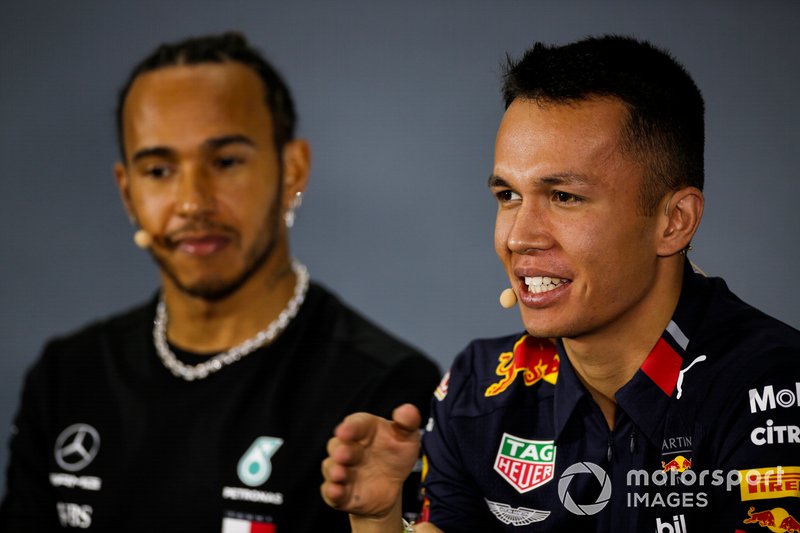 Alex Albon, Red Bull Racing e Lewis Hamilton, Mercedes AMG F1, in conferenza stampa