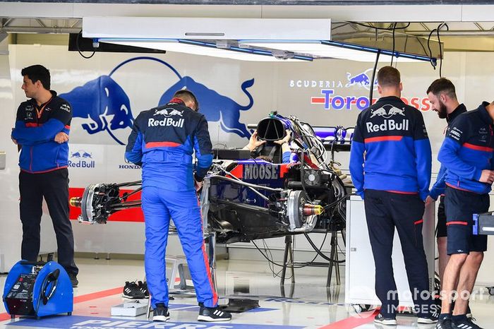 Suspensión delantera de Toro Rosso STR14 