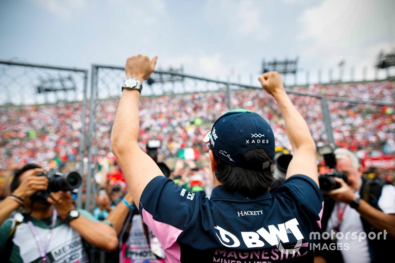 Sergio Perez, Racing Point, saluta il pubblico di casa, durante la drivers parade