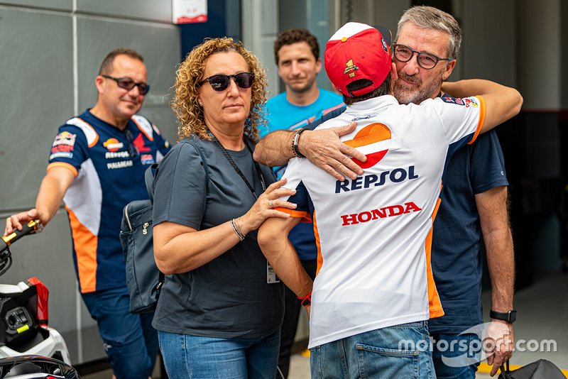 Marc Marquez, Repsol Honda Team, abbraccia lo zio Ramon Marquez