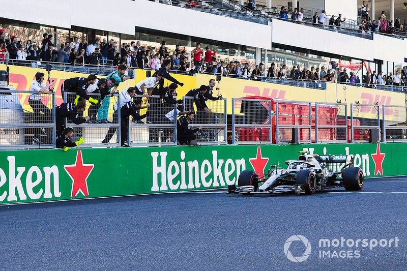 El ganador de la carrera Valtteri Bottas, Mercedes AMG W10, cruza la línea de meta