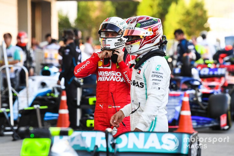 Lewis Hamilton, Mercedes AMG F1, terzo classificato, e Sebastian Vettel, Ferrari, secondo classificato, e Parc Ferme