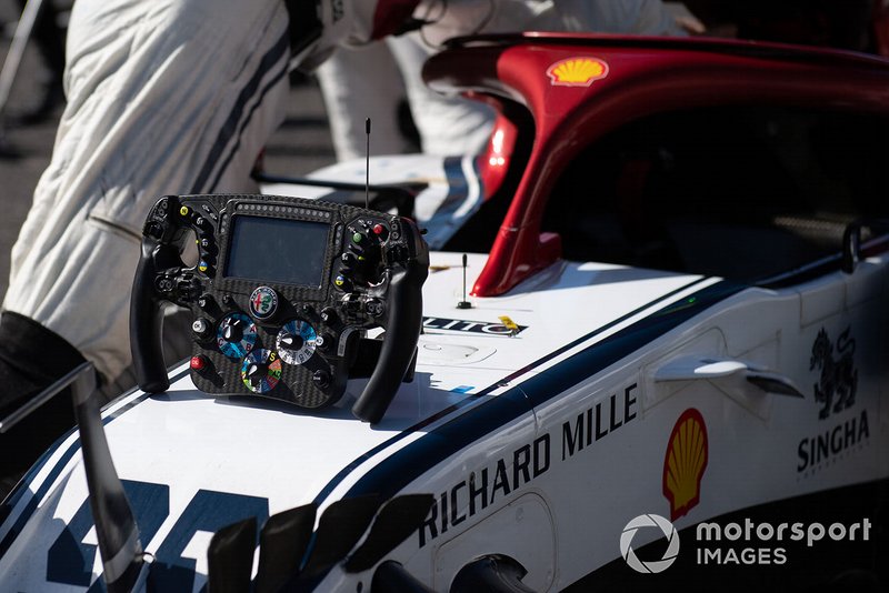 Auto e volante di Antonio Giovinazzi, Alfa Romeo Racing C38, sulla griglia