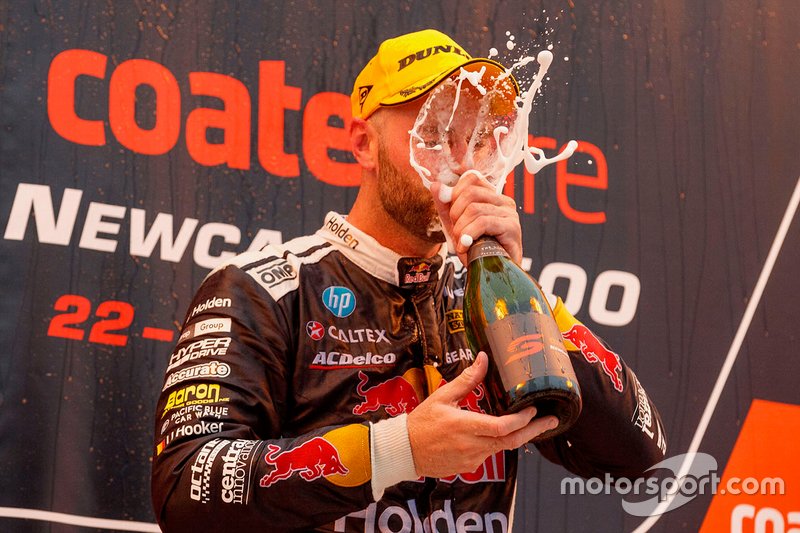 Шейн ван Гисберген после победы в одной из гонок на этапе серии Supercars в Ньюкасле