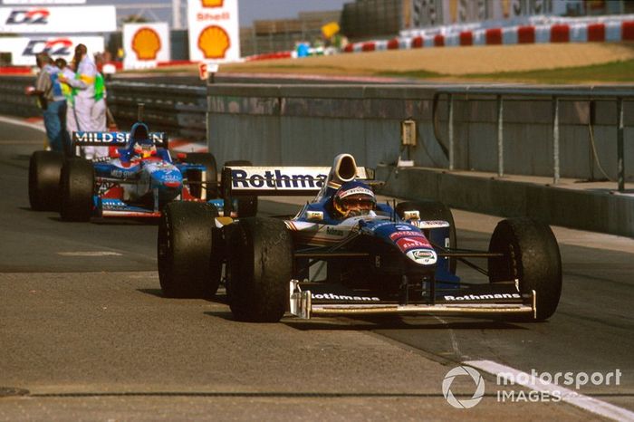 Jacques Villeneuve, Williams FW19 Renault llega al parc ferme, Jean Alesi, Benetton B197 Renault detrás