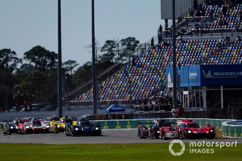 #31 Whelen Engineering Racing Cadillac DPi, DPi: Filipe Albuquerque, Pipo Derani, Mike Conway, Felipe Nasr, #55 Mazda Team Joest Mazda DPi, DPi: Jonathan Bomarito, Harry Tincknell, Ryan Hunter-Reay, #10 Konica Minolta Cadillac DPi-V.R. Cadillac DPi, DPi: Renger Van Der Zande, Ryan Briscoe, Scott Dixon, Kamui Kobayashi, #85 JDC-Miller Motorsports Cadillac DPi, DPi: Matheus Leist, Chris Miller, Tristan Vautier, Juan Piedrahita., #7 Acura Team Penske Acura DPi, DPi: Helio Castroneves, Ricky Taylor, Alexander Rossi, start