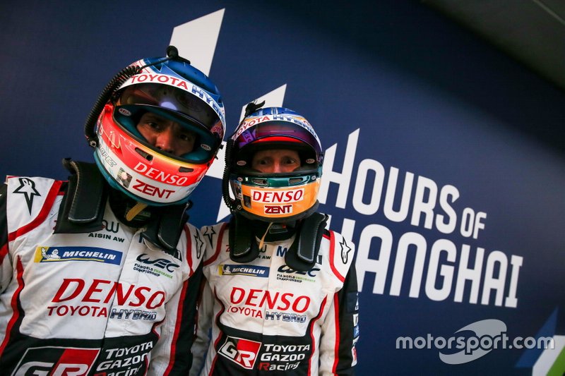 Этап WEC в Шанхае. Майк Конвей и Хосе-Мария Лопес в боксах Toyota