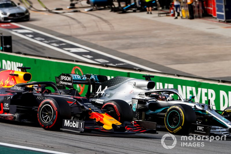 El duelo entre Hamilton y Verstappen comenzó a cobrar temperatura cuando el holandés le superó al final de recta. Solo un problema momentáneo de batería permitió a Verstappen aferrarse al liderato tras varios adelantamientos