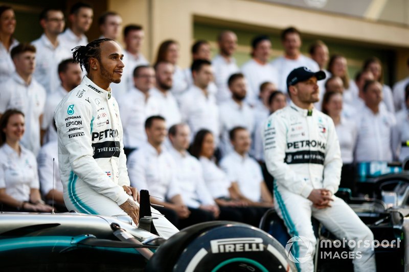 Lewis Hamilton, Mercedes AMG F1 y Valtteri Bottas, Mercedes AMG F1 posan para la foto de grupo 