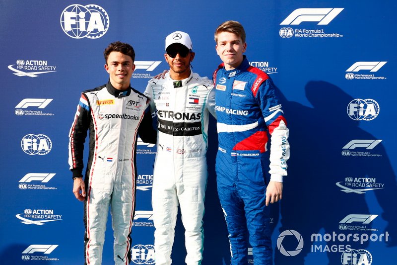 F2 champion Nyck De Vries, ART Grand Prix, campione F1 Lewis Hamilton, Mercedes AMG F1, e campione F3 Robert Shwartzman, PREMA Racing