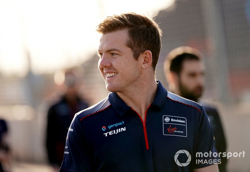 Nick Cassidy Virgin Racing tijdens de track walk