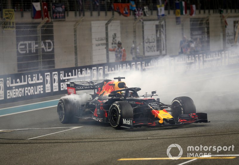 Max Verstappen, Red Bull Racing RB15, secondo classificato, festeggia sgommando