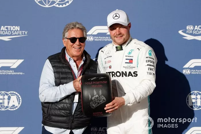 Mario Andretti entrega el premio pole position de Pirelli a Valtteri Bottas, Mercedes AMG