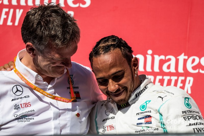 James Allison, Director Técnico, Mercedes AMG, y Lewis Hamilton, Mercedes AMG F1, 2ª posición, en el podio
