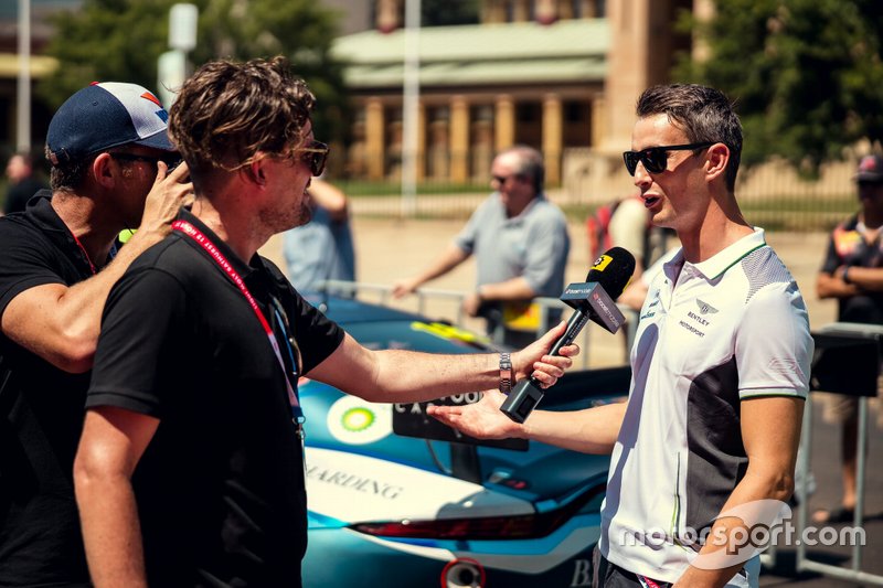 Oliver Jarvis, Bentley Team M-Sport with Andrew van Leeuwen, Motorsport.com journalist