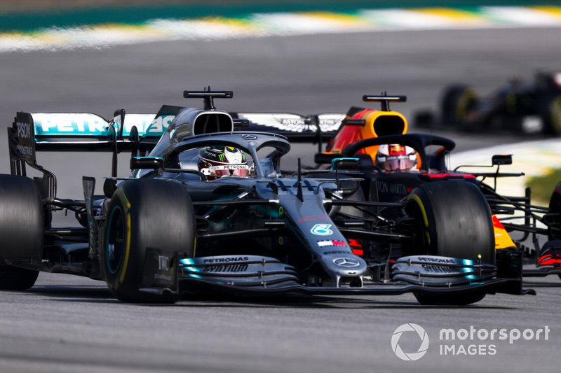 Lewis Hamilton, Mercedes AMG F1 W10 precede Max Verstappen, Red Bull Racing RB15 all'inizio della gara