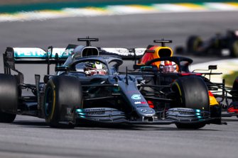 Lewis Hamilton, Mercedes AMG F1 W10 precede Max Verstappen, Red Bull Racing RB15 all'inizio della gara