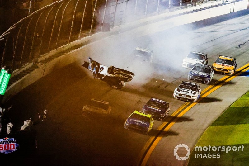Accidente de la última vuelta Ryan Newman, Roush Fenway Racing, Ford Mustang Koch Industries, Ryan Blaney, Team Penske, Ford Mustang Menards / Peak, Denny Hamlin, Joe Gibbs Racing, Toyota Camry FedEx Express