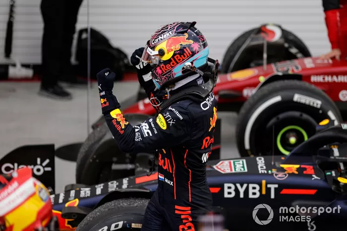 Max Verstappen, Red Bull Racing, 1ª posición, celebra en el Parc Fermé