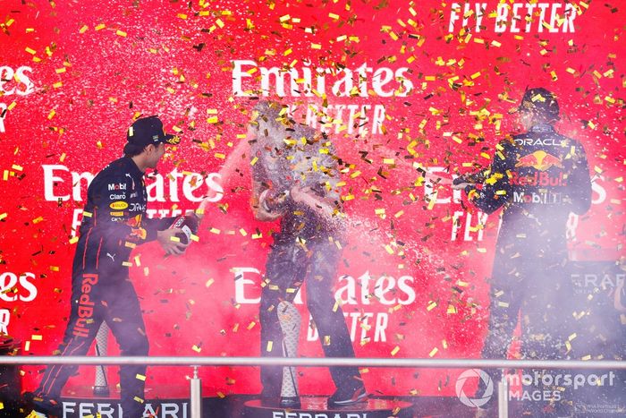 Podio: segundo lugar Sergio Pérez, Red Bull Racing, ganador Max Verstappen, Red Bull Racing, tercer lugar George Russell, Mercedes-AMG  