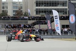 Daniel Ricciardo, Red Bull Racing geeft een demo bij het hoofdkantoor van ExxonMobil