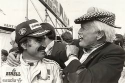 Nel 1979 Clay Regazzoni vince il GP di Gran Bretagna a Silverstone. Viene complimentato da Emmanuel De Graffenried che la stessa gara aveva vinto trent’anni prima