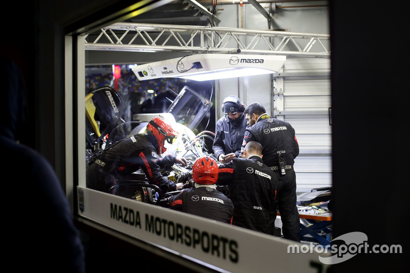 Techneuten werken aan #70 Mazda Motorsports Mazda DPi: Joel Miller, Tom Long, James Hinchcliffe