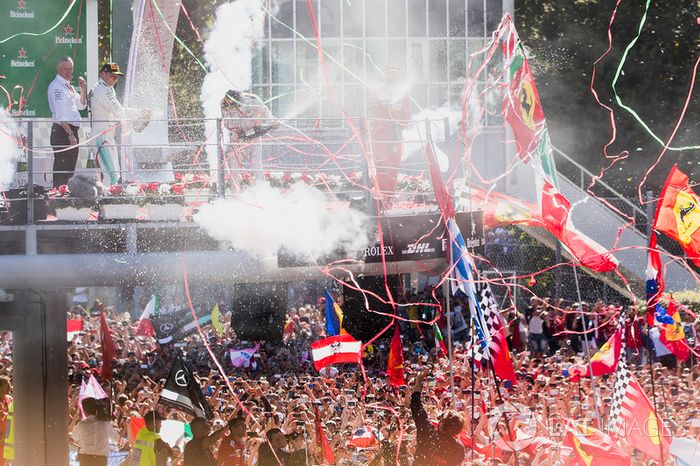 Podio: ganador de la carrera Lewis Hamilton, Mercedes AMG F1, segundo lugar Valtteri Bottas, Mercedes AMG F1, tercer lugar Sebastian Vettel, Ferrari celebran