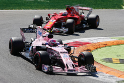 Esteban Ocon, Sahara Force India F1 VJM10, Sebastian Vettel, Ferrari SF70H