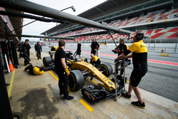 Nico Hulkenberg, Renault Sport F1 Team RS17 in the pits
