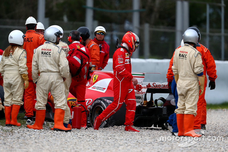 Kimi Raikkonen, Ferrari SF70H, usai kecelakaan