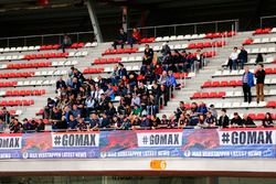 Een groep #GoMax Verstappen-supporters op de hoofdtribune