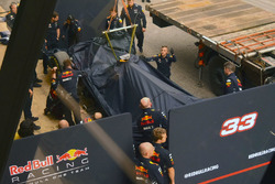 La Red Bull Racing RB13 de Max Verstappen, Red Bull Racing est ramenée aux stands