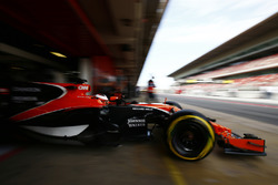 Stoffel Vandoorne, McLaren MCL32, sort de son garage