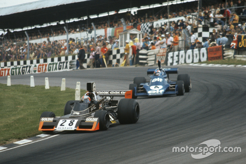 John Watson, Brabham-Ford BT42, lidera a Patrick Depailler, Tyrrell-Ford 007