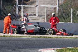 Romain Grosjean, Haas F1 Team VF-17, naast de baan