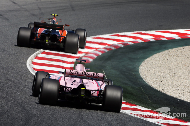 Stoffel Vandoorne, McLaren MCL32, Sergio Perez, Sahara Force India F1 VJM10