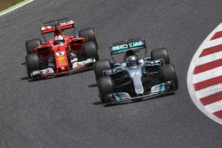 Valtteri Bottas, Mercedes AMG F1 W08, Sebastian Vettel, Ferrari SF70H