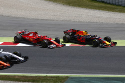 Max Verstappen, Red Bull Racing RB13, Kimi Raikkonen, Ferrari SF70H, rejoin in vain after a collision at the start that would lead to their retirements