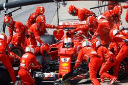 Sebastian Vettel, Ferrari SF70H, pit stop action