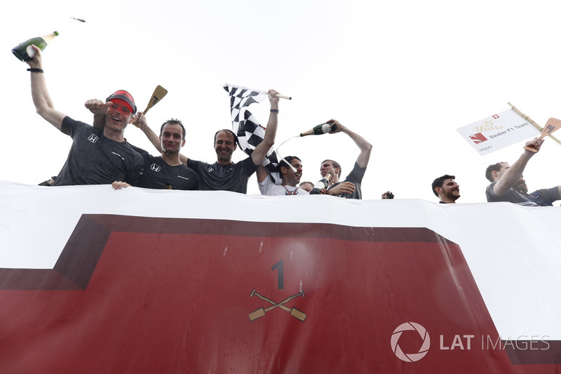Команда McLaren, победители в гонке на плотах