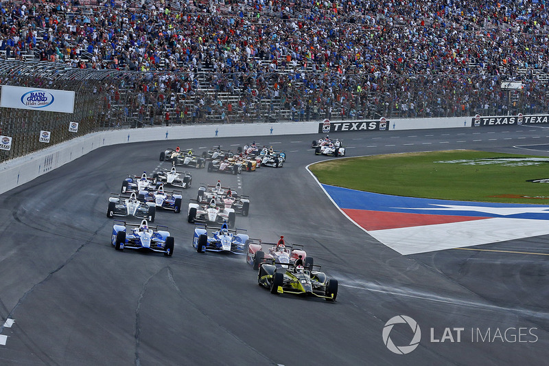 Charlie Kimball, Chip Ganassi Racing Honda leads at the start