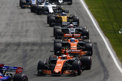Даниил Квят, Scuderia Toro Rosso STR12, Стоффель Вандорн и Фернандо Алонсо, McLaren MCL32, Кевин Маг