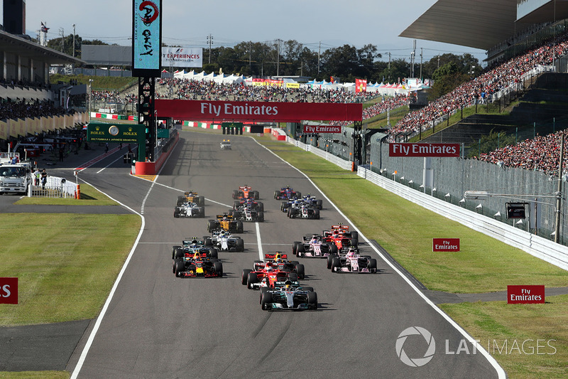 Start: Lewis Hamilton, Mercedes AMG F1 W08 leads