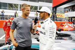 Lewis Hamilton, Mercedes AMG F1 W08, parle à Jenson Button après avoir décroché la pole position