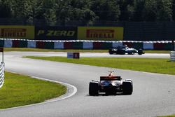 Max Verstappen, Red Bull Racing RB13, derrière Lewis Hamilton, Mercedes AMG F1 W08