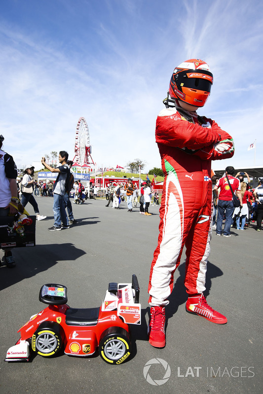 Un fan de ferrari vestido como Kimi Raikkonen, Ferrari