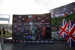 Podium: Jean-Karl Vernay, Leopard Racing Team WRT, Volkswagen Golf GTi TCR, Rob Huff, Leopard Racing Team WRT, Volkswagen Golf GTi TCR, Gianni Morbidelli, West Coast Racing, Volkswagen Golf GTi TCR, Gabriele Tarquini, BRC Racing Team, Hyundai i30 N TCR, James Nash, Lukoil Craft-Bamboo Racing, SEAT León TCR