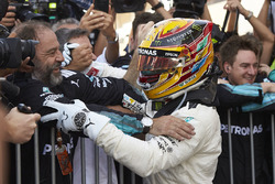 Il vincitore della gara Lewis Hamilton, Mercedes AMG F1 con il team